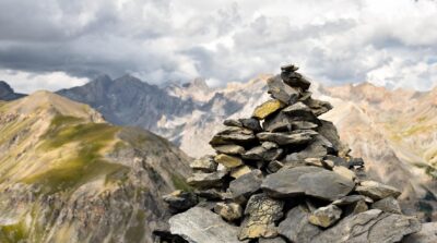 Implementing a priority queue with a heap - feature image